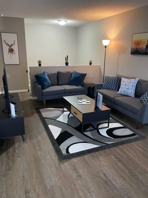 Wonderful 2-Bedroom Apartment Camrose Exterior photo